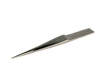 Op de afbeelding: Een zilveren metalen gereedschap met een puntige punt en een plat handvat. Het gereedschap is ontworpen voor precisiewerk.