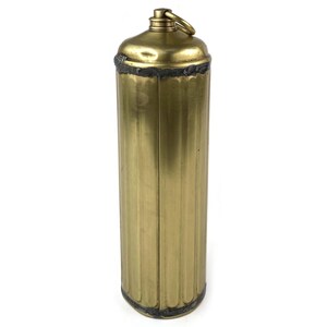 Peut inclure: Un récipient en laiton vintage de forme cylindrique avec des détails côtelés verticaux. Le dessus comporte un petit anneau et un bouchon. Le récipient est de couleur dorée et semble être en métal. Sa hauteur est d'environ 20 cm.