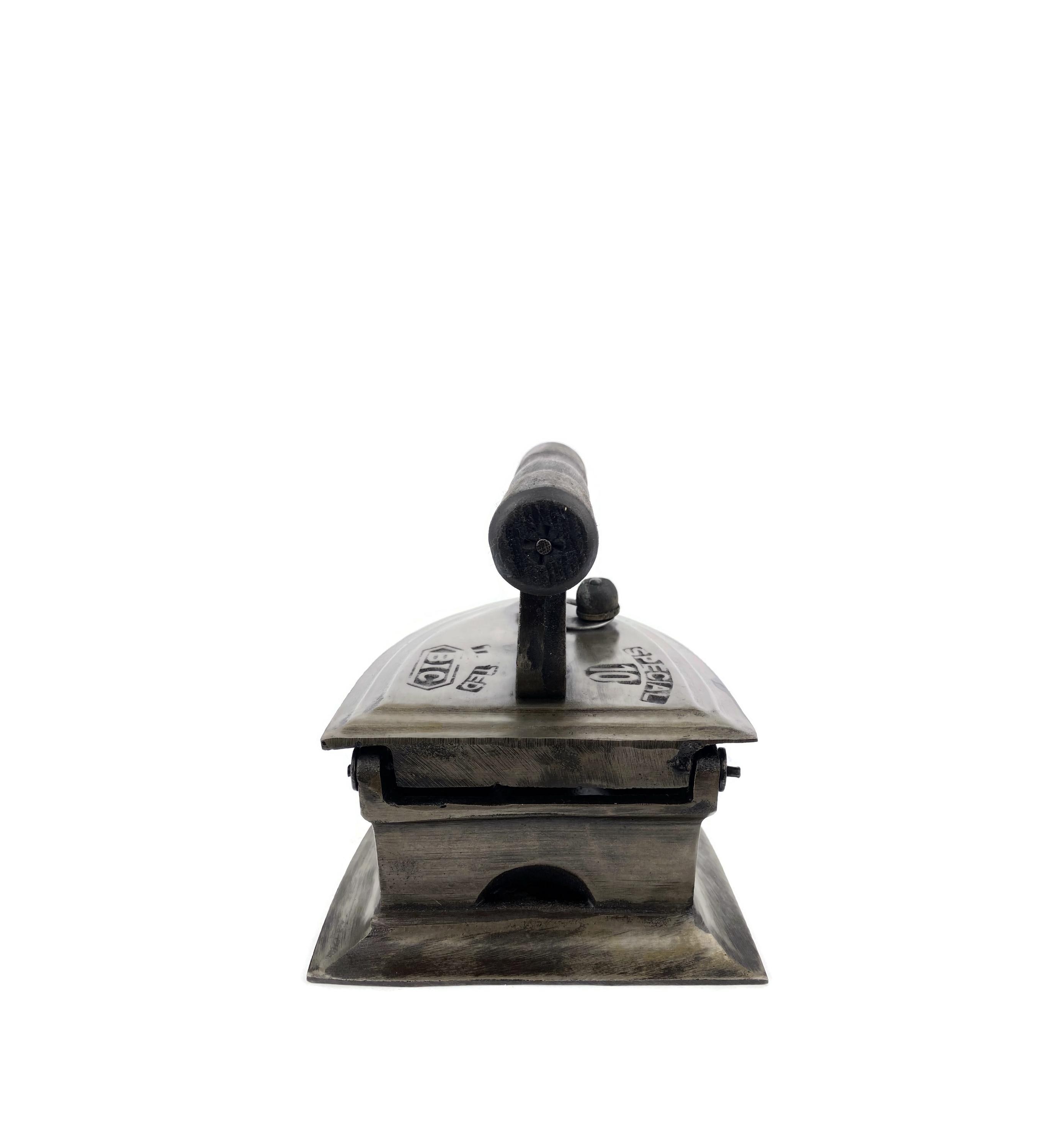 木製ハンドル付き石炭アイロン、20世紀の洋服アイロン、金属製の