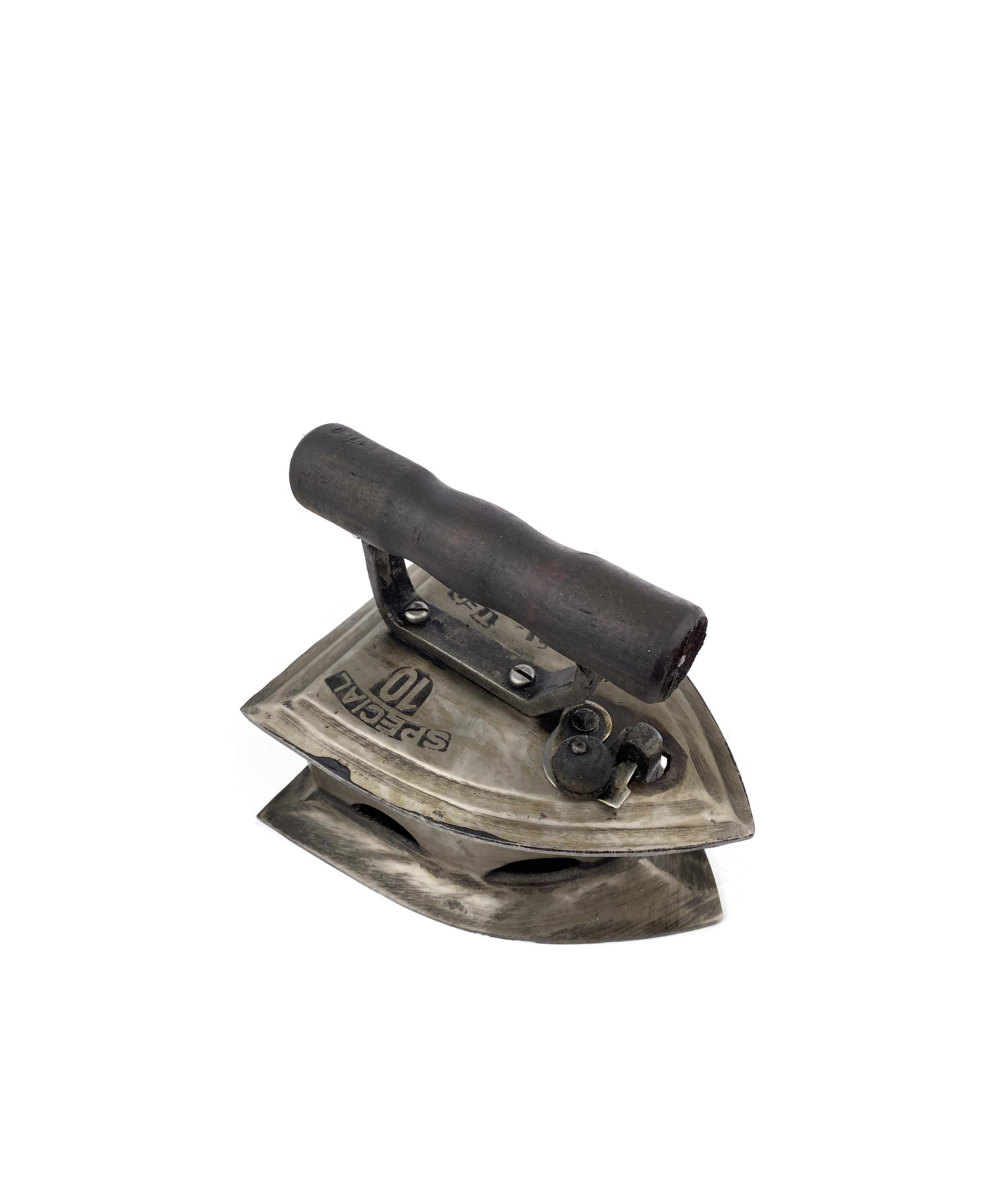 木製ハンドル付き石炭アイロン、20世紀の洋服アイロン、金属製の