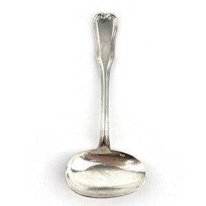 Peut inclure: Une cuillère de service en argent avec un bol arrondi et un manche décoratif.