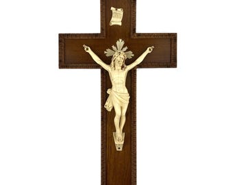 ヴィンテージ木製十字架と金属製イエス像 - カトリックの宗教的室内