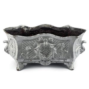 Antieke Franse gietijzeren Jardinière, Art Nouveau verzilverde plantenbak met strik en slinger, circa 1900