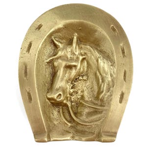 Piccolo posacenere a forma di ferro di cavallo in ottone, rilievo con testa di cavallo, vassoio equestre vintage in ottone, poggiasigarette decorativo, regalo da collezione per tabacco