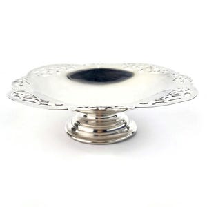 Plat à bonbons sur piédestal en argent vintage, bol à bonbons à bords floraux percés, pièce maîtresse en métal argenté, cadeau de décoration d'intérieur, bol de bonbons ou de bonbons