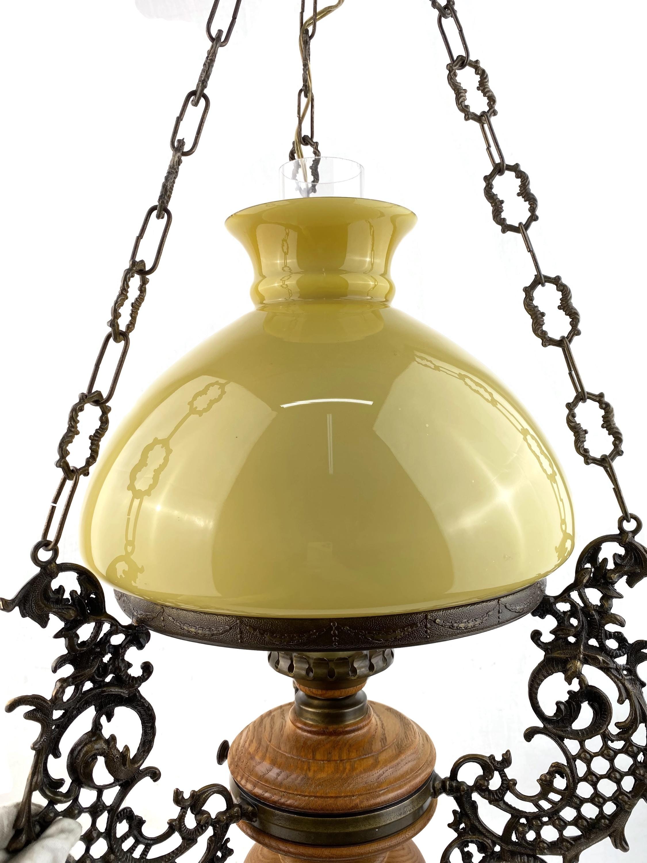 Lampadario a catena da illuminazione in ottone con vetro lavorato ambrato