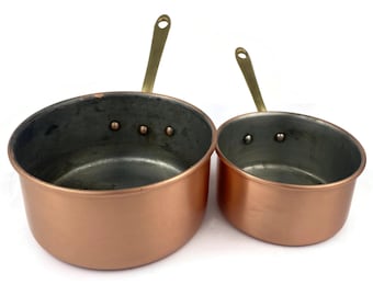 Zestaw zabytkowych miedzianych garnków, portugalskie miedziane garnki z mosiężnymi uchwytami, zestaw naczyń kuchennych z cynowaną powłoką, prezent do dekoracji kuchni, rustykalne przybory kuchenne