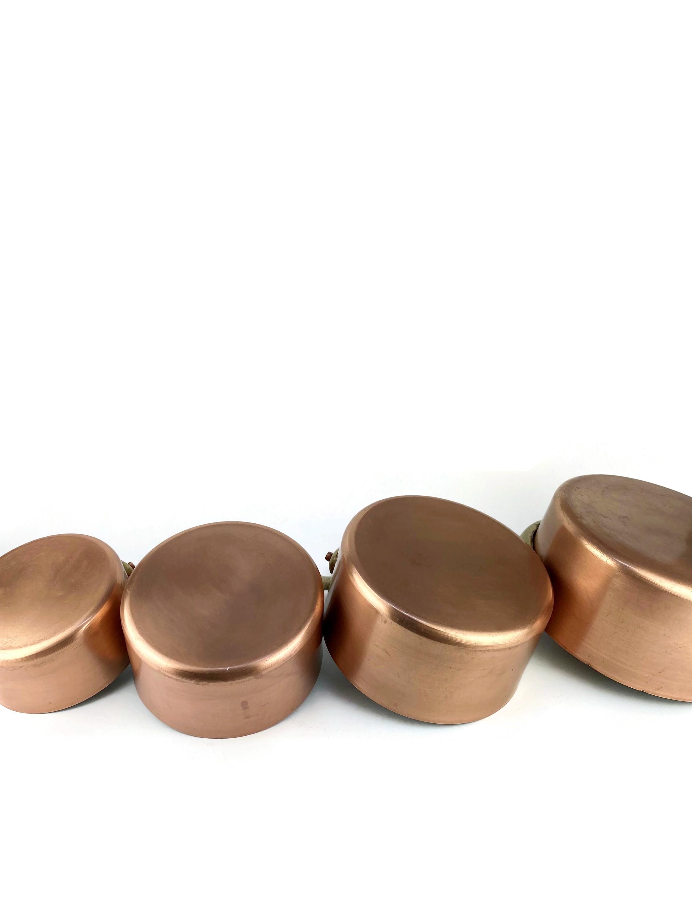 Lot de 5 casseroles vintage en cuivre avec poignées en laiton / accessoires de présentation pour restaurant ou café - France