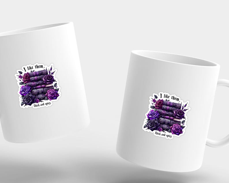 K&ouml;nnte beinhalten: Wei&szlig;e Keramiktasse mit einer lila und schwarzen Illustration eines Stapels B&uuml;cher mit Blumen und dem Text "Ich mag sie. Dick und w&uuml;rzig."
