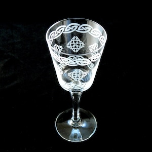 Copa de cóctel retro con diamantes celtas: trabajo con nudos celtas, diseño de tejido celta, copas de cóctel de vidrio grabadas a medida