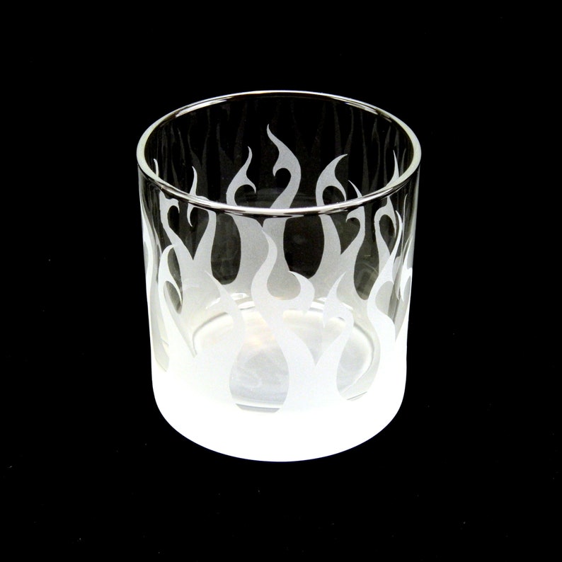 Flaming Hearts Rocks Glass Verrerie dart moderne Gobelet Lowball en verre gravé personnalisé Barware en verre unique image 1
