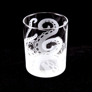 Octopus Rocks Glass Cthulhu calmar Kraken Lovecraft Céphalopode Gobelet lowball en verre gravé personnalisé Octopus tentacule Barware image 2