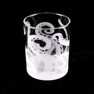 Octopus Rocks Glass Cthulhu calmar Kraken Lovecraft Céphalopode Gobelet lowball en verre gravé personnalisé Octopus tentacule Barware image 3