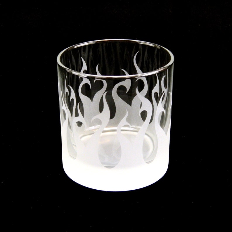 Flaming Hearts Rocks Glass Verrerie dart moderne Gobelet Lowball en verre gravé personnalisé Barware en verre unique image 2