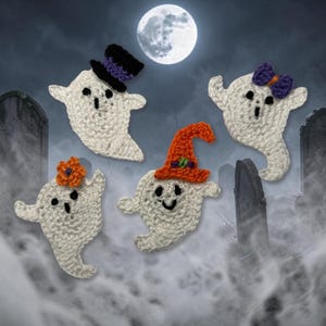 Puede incluir: Cuatro apliques de fantasmas tejidos a ganchillo en color blanco. Un fantasma lleva un sombrero de copa negro con una banda morada, otro un lazo morado, otro una flor naranja y otro un sombrero de bruja naranja con una banda morada.