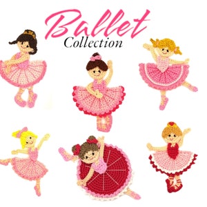 Puede incluir: Un conjunto de seis adornos de bailarina de crochet. Las bailarinas llevan tutús rosas y rojos y tienen el pelo rubio y castaño. Los adornos son perfectos para decorar la habitación de un niño o añadir un toque de fantasía a cualquier espacio.