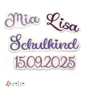 Könnte beinhalten: Vier weiße Stoffpatches mit violett besticktem Text. Die Patches lauten "Mia", "Lisa", "Schulkind" und "15.09.2025".