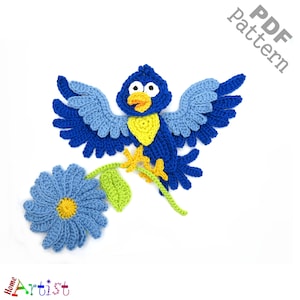 Può includere: Schema a uncinetto PDF per un uccello blu con accenti gialli, appollaiato su un fiore blu con foglie verdi. Lo schema è intitolato "Schema PDF".