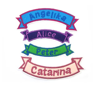 Könnte beinhalten: Vier bestickte Banner-Patches mit den Namen Angelika, Alice, Peter und Catarina. Jedes Banner hat eine andere Farbe: blau, lila, grün und rosa. Die Namen sind in einer Kontrastfarbe mit dekorativem Rand gestickt.