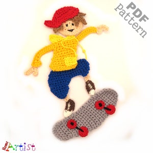 Puede incluir: Patrón de crochet para un niño en un monopatín. El niño lleva un gorro rojo, una chaqueta amarilla, pantalones azules y zapatos marrones. El monopatín es gris con ruedas rojas. El patrón está disponible para descargar en PDF.