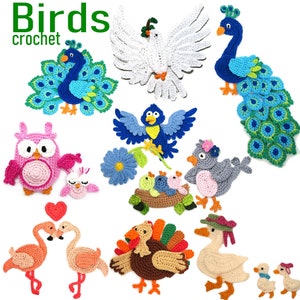 Könnte beinhalten: Eine Sammlung gehäkelter Vogel-Ornamente, darunter ein Pfau, eine Eule, eine Taube, ein Flamingo, ein Truthahn, eine Ente und ein Blauvogel. Die Vögel sind alle in verschiedenen Farben und Größen und einige haben zusätzliche Details wie Blumen oder Hüte.