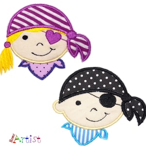 Könnte beinhalten: Zwei gestickte Piratengesichter. Eines hat ein lila-weiß gestreiftes Bandana, eine herzförmige Augenklappe und gelbes Haar. Das andere hat ein schwarzes Polka-Dot-Bandana und eine schwarze Augenklappe. Beide haben lächelnde Gesichter.