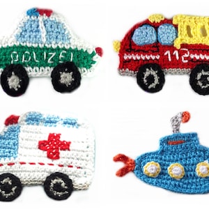 Op de afbeelding: Vier gehaakte voertuigpatches: een politieauto met het woord 'POLIZEI', een rode brandweerwagen met het nummer '112', een witte ambulance met een rood kruis en een blauwe onderzeeër. Elke patch heeft zwarte wielen.
