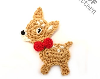 Puede incluir: Aplicación de ciervo de ganchillo en color beige con manchas blancas, una pajarita roja y detalles faciales en blanco y negro. El ciervo es un artículo artesanal hecho a mano, posiblemente para un proyecto de bebé o niño. Incluye el texto "PDF Pattern" y "Home Artist".