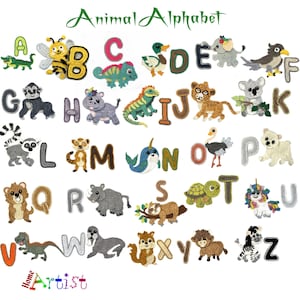 Può includere: Una collezione di ventisei lettere dell'alfabeto ricamate, ognuna abbinata a una figura di animale all'uncinetto. Il set presenta diverse creature dalla A alla Z, tra cui un'ape, un elefante, un narvalo e una zebra, con il testo Animal Alphabet in alto.