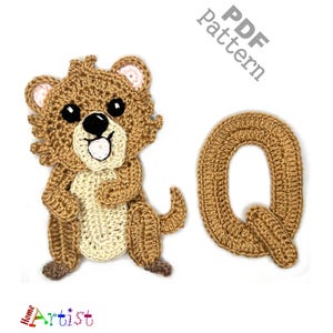 Puede incluir: Un aplique de ganchillo con un animal de dibujos animados y la letra "Q". El animal es marrón con detalles crema y ojos negros. La letra "Q" también es marrón. También se ven las palabras "PDF Pattern" y "Home Artist".