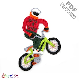 Könnte beinhalten: Ein gehäkelter BMX-Fahrer in einem roten Hemd mit dem Text "BMX 4 EVER", grüner Hose und einem weißen Helm. Das BMX-Rad ist limettengrün mit schwarzen Reifen und grauen Akzenten. Das Bild enthält den Text "PDF Pattern".