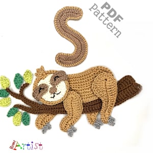 以下が含まれることがあります： 茶色の枝と緑の葉が付いた、かぎ針編みのナマケモノのアップリケ。ナマケモノはタン色で、白い顔と灰色の足があります。かぎ針編みの文字「S」がナマケモノの上にあります。「PDF pattern」という文字が右上隅にあります。
