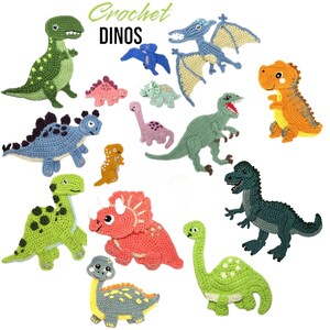 Puede incluir: Una colección de varias figuras de dinosaurios tejidas a ganchillo en múltiples colores, incluyendo verde, azul, naranja, rosa y rojo. El texto Crochet DINOS aparece en la parte superior. Cada figura presenta puntadas detalladas.