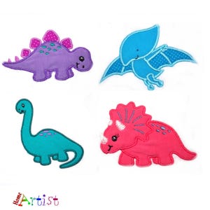 Könnte beinhalten: Vier farbenfrohe Dinosaurier-Applikationen. Ein lila Stegosaurus mit rosa Stacheln, ein blauer Pterodactylus mit gepunkteten Flügeln, ein türkisblauer Brontosaurus und ein rosa Triceratops. Die Applikationen befinden sich auf weißem Hintergrund. Der Text "Home Artist" steht unten.