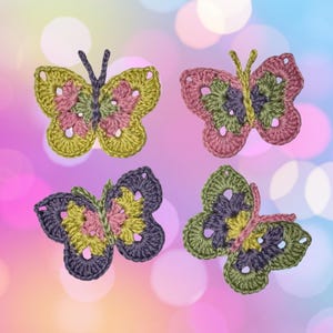 Puede incluir: Cuatro mariposas de ganchillo dispuestas en cuadrícula. Cada mariposa presenta una combinación única de colores de hilo, incluyendo verde lima, rosa empolvado y morado apagado, con intrincadas puntadas caladas y dos pequeñas antenas.