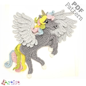 Peut inclure: Une licorne au crochet avec une crinière et une queue arc-en-ciel, des ailes grises et des sabots blancs. La licorne se tient sur ses pattes arrière, ses pattes avant levées. L'arrière-plan est blanc. Patron PDF.