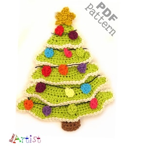 Op de afbeelding: Een gehaakte kerstboom met een ster bovenop en kleurrijke lichtjes. De boom is groen met een witte rand en een bruine stam. De tekst "PDF pattern" staat rechtsboven en "Home Artist" onderaan.