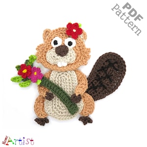 Pode incluir: Padrão de crochê para um castor marrom segurando um caule verde com flores rosa e vermelhas. O castor tem uma flor vermelha na cabeça. O padrão está disponível para download em PDF.