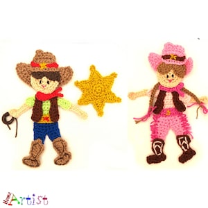 Könnte beinhalten: Zwei gehäkelte Cowboy-Figuren, eine in Braun und Blau und die andere in Pink, mit einem gelben gehäkelten Stern. Die Figuren tragen Cowboyhüte und Westen.
