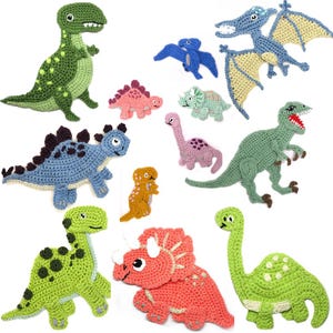 Puede incluir: Una colección de coloridas figuras de dinosaurios de ganchillo en varias formas y tamaños. Los dinosaurios son en tonos de verde, azul, rosa, naranja y coral. Algunos tienen púas, alas o cuellos largos. Las figuras están hechas a mano y parecen suaves.