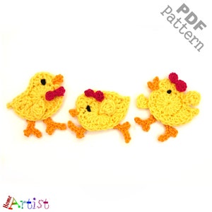 Peut inclure: Trois poussins jaunes en crochet avec des nœuds rouges. Les poussins sont dans des poses différentes, l'un est debout, l'autre est couché et le troisième est debout avec les ailes déployées. Les poussins sont sur un fond blanc. Patron PDF.