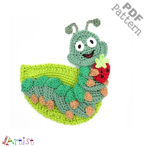 Könnte beinhalten: Häkelanleitung für eine grüne Raupe mit einer roten Erdbeere. Das Muster ist als PDF-Download verfügbar.