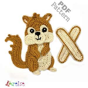 Op de afbeelding: Een gehaakte eekhoorn applicatie in bruin- en crèmetinten, met een pluizige staart en een lachend gezicht. De afbeelding bevat twee gehaakte "X"-vormen en de tekst "PDF Pattern". Het logo "Home Artist" is ook zichtbaar.