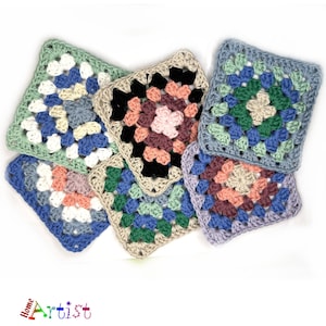 Può includere: Sei quadrati all'uncinetto colorati in varie tonalità di blu, verde, rosa e bianco. I quadrati sono realizzati con un motivo a punto granny.