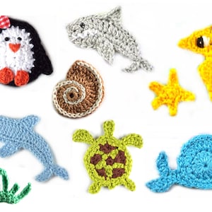 Può includere: Un set di ornamenti all'uncinetto a tema marino, tra cui un pinguino, uno squalo, una conchiglia, una stella marina, un cavalluccio marino, un delfino, una tartaruga e una balena. Gli ornamenti sono realizzati in vari colori, tra cui nero, bianco, grigio, marrone, giallo, arancione, blu e verde.