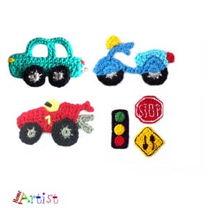 Op de afbeelding: Gehaakte vilt applique set met een groene auto, een blauwe scooter, een rode raceauto, een stopteken, een verkeerslicht en een geel wegwijzer met pijlen.