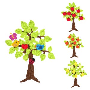 Puede incluir: Cuatro apliques de árbol de ganchillo con troncos marrones y hojas de color verde claro. Un árbol presenta una mariposa morada, un pájaro amarillo, un corazón rojo, un pájaro azul y una mariquita. Otros árboles muestran manzanas rojas, frutas naranjas o limones amarillos.