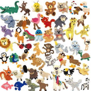 Op de afbeelding: Een verzameling van diverse kleine, kleurrijke gehaakte dierenapplicaties, waaronder een groene krokodil, bruine beer, roze flamingo, gele giraf, blauwe olifant, leeuw, pinguïn en vele andere uiteenlopende wezens op een witte achtergrond.