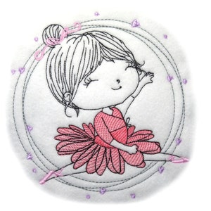 Puede incluir: Un parche bordado que presenta una ilustración de líneas de una bailarina con un moño, vistiendo un leotardo y tutú rosa. El diseño está enmarcado por costuras circulares y pequeños corazones morados sobre un fondo de fieltro blanco.