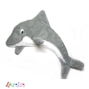 Könnte beinhalten: Ein graues Plüsch-Delfin-Spielzeug mit weißem Bauch. Der Delfin springt mit offenem Maul in die Luft.